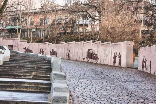 Художественная  арт роспись стен Карантинного спуска в Одессе | Aрт-студия «Peach»